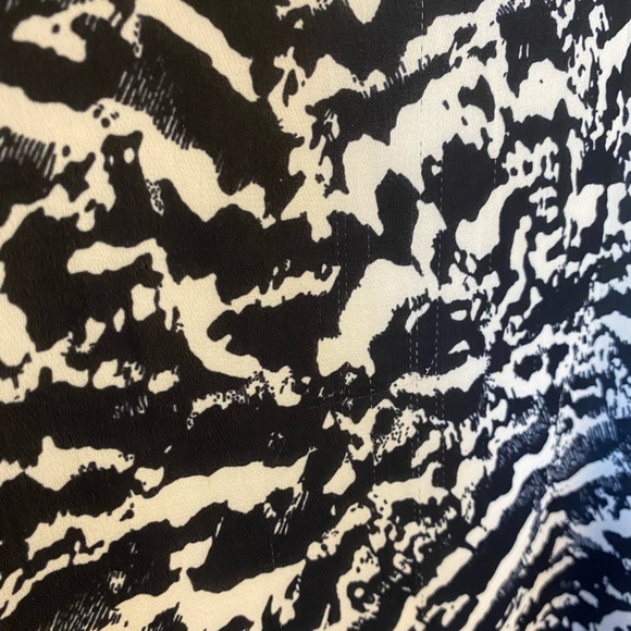 Minimum Scandinavian Appearance Top - Picture 3 of 4